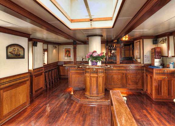 Houten bar in de salon van de Thalassa
