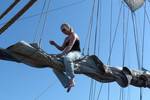 Zeiler zit op de giek van de Thalassa