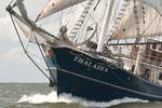 Boeg van de Thalassa tijdens het zeilen