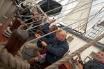 Zeilers werken samen aan dek van de Thalassa
