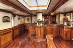 Houten bar in de salon van de Thalassa