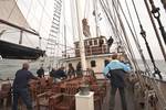 Zeilers bedienen de lijnen op het dek van de Thalassa