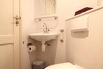 Toilet en wastafel aan boord van de Tsjerk Hiddes