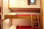 Hut met een breed onderbed en bovenbed op de Tsjerk Hiddes