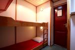 Hut met houten stapelbed op de Tsjerk Hiddes