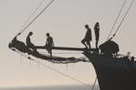Silhouetten van gasten op de boegspriet van de Tsjerk Hiddes