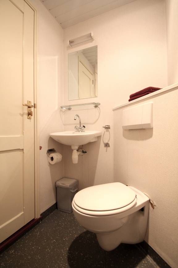 Toilet en wastafel aan boord van de Tsjerk Hiddes