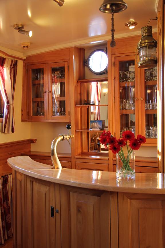 Houten bar met biertap in de salon van de Tsjerk Hiddes