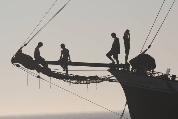 Silhouetten van gasten op de boegspriet van de Tsjerk Hiddes