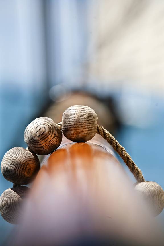 Houten kralen van het tuig rond een rondhout op de Tsjerk Hiddes