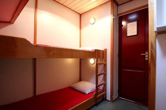 Hut met houten stapelbed op de Tsjerk Hiddes