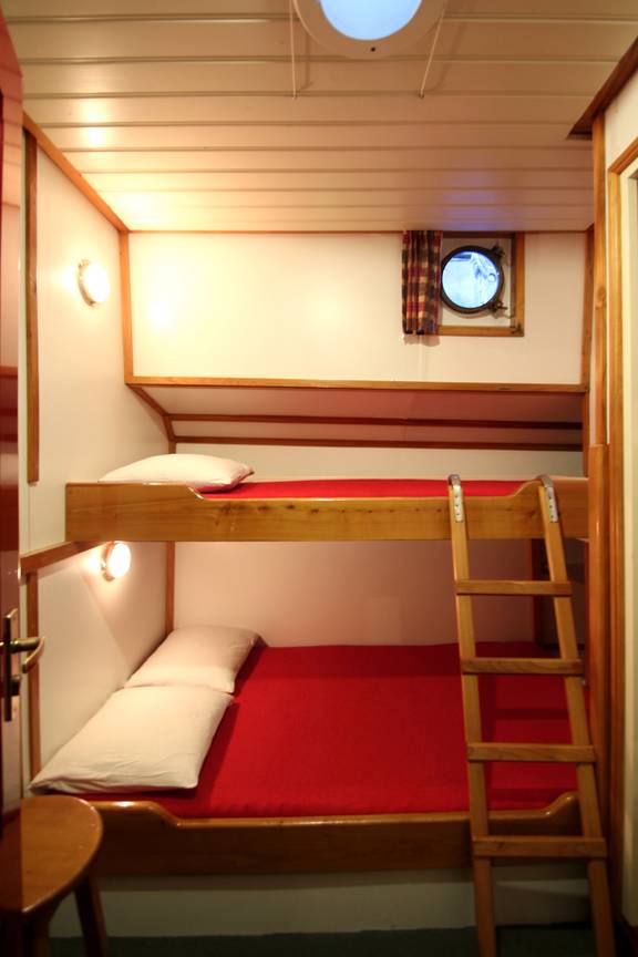 Hut met een breed onderbed en bovenbed op de Tsjerk Hiddes