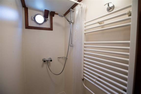 Douche met handdoekradiator op de Utopia