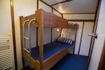 Tweepersoonshut met houten stapelbed op de Utopia
