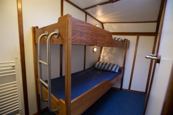 Tweepersoonshut met houten stapelbed op de Utopia
