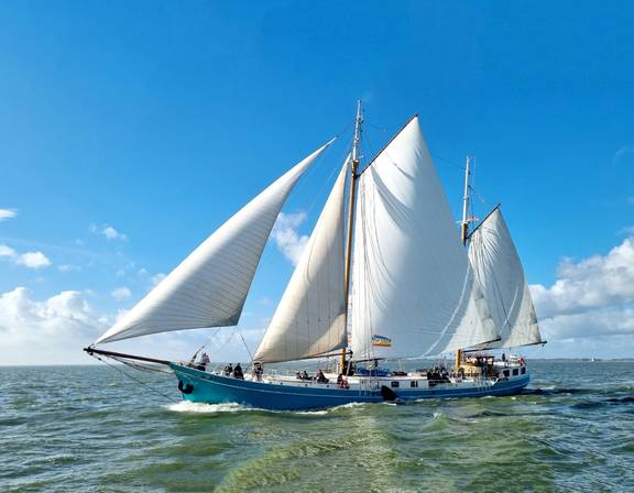 Klipper Utopia onder volle zeilen op het water