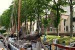 eenmasttjalk Volharding in de haven bij Muiden