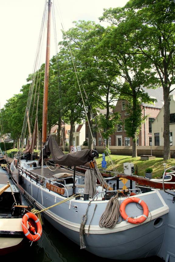 eenmasttjalk Volharding in de haven bij Muiden