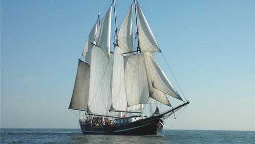 Zeilschip Vrijheid onder volle zeilen op open water