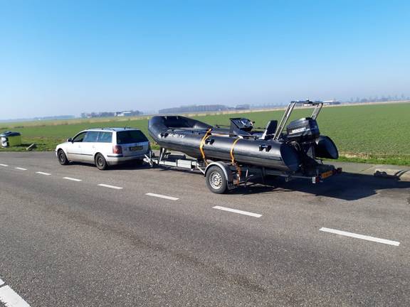 RIB van de Vrijheid op een boottrailer langs de weg