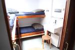 Hut met stapelbedden en wastafel op de Vrijheid
