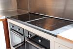 Kookplaten en ovens in de kombuis van de Vrijheid