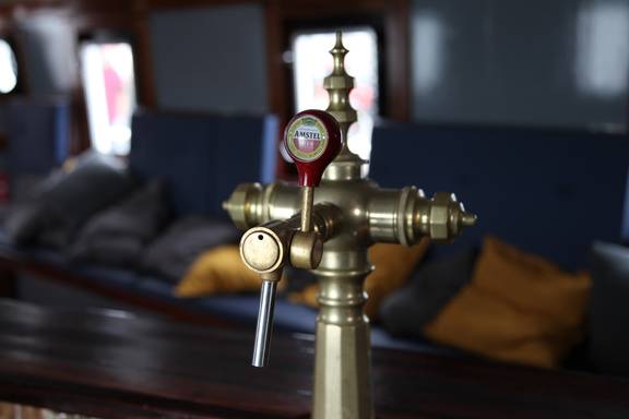 Biertap in de salon van de Vrijheid