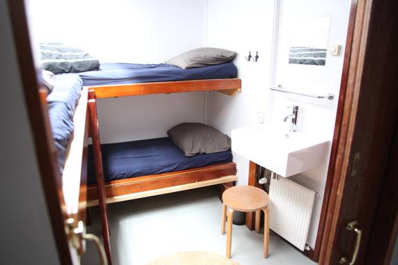 Hut met stapelbedden en wastafel op de Vrijheid