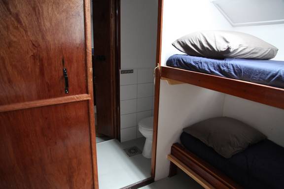 Hut met stapelbed en eigen sanitair op de Vrijheid
