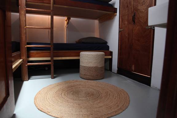 Hut met houten stapelbedden op de Vrijheid