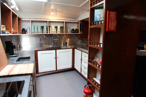 Dubbele spoelbak en opbergkasten in de kombuis van de Vrijheid
