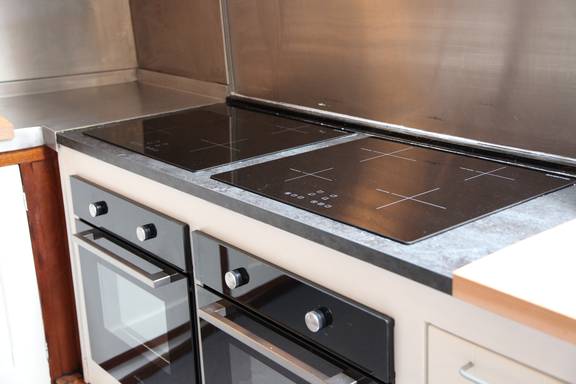 Kookplaten en ovens in de kombuis van de Vrijheid