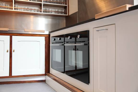 Twee ovens in de kombuis van de Vrijheid