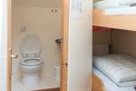 Tweepersoonshut met stapelbed en eigen badkamer op De Vrouw Dina