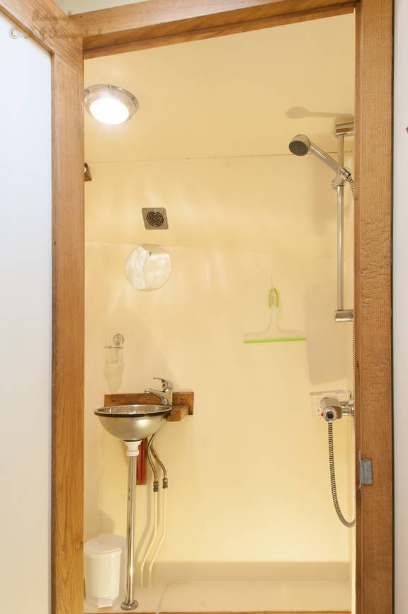 Douche in de badkamer van De Vrouw Dina