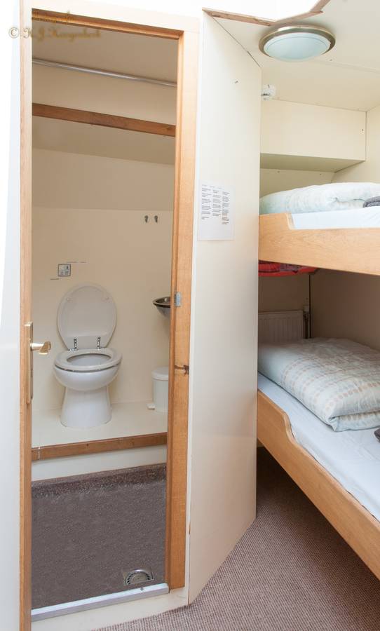 Tweepersoonshut met stapelbed en eigen badkamer op De Vrouw Dina