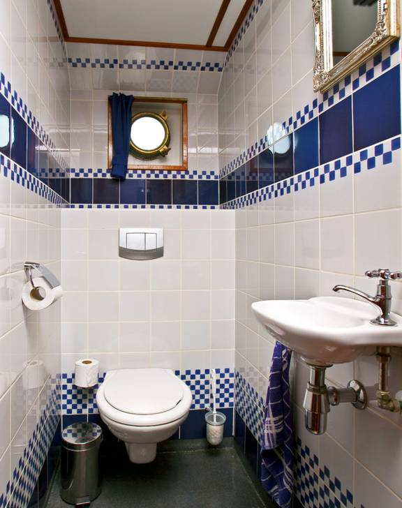 Betegelde toiletruimte met wastafel op 't Wapen fan Fryslân