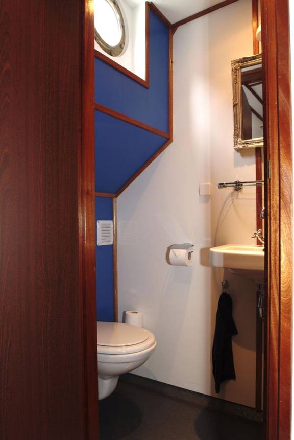Toilet en wastafel aan boord van 't Wapen fan Fryslân