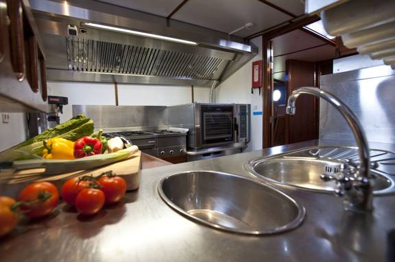 Kombuis van 't Wapen fan Fryslân met groenten en roestvrijstalen pannen
