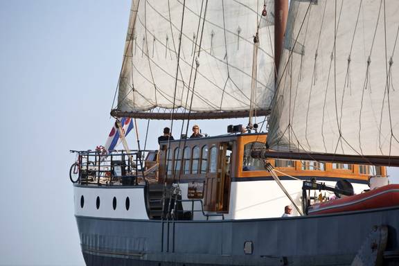 Achterdek en dekhuis van 't Wapen fan Fryslân tijdens het zeilen