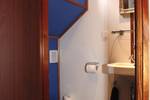 Toilet en wastafel aan boord van 't Wapen fan Fryslân