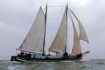 Klipper Waterman met witte zeilen op open water