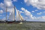 Klipper Waterman met witte zeilen onder een blauwe lucht met wolken