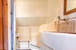 Badkamer met wastafel en toilet op de Waterman