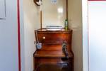 Scheepstoilet met houten ombouw op de Waterman