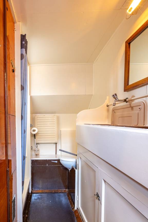 Badkamer met wastafel en toilet op de Waterman