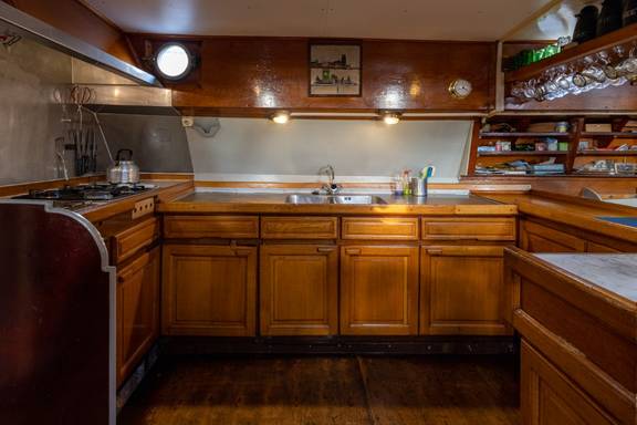 Houten kasten en werkblad in de kombuis van de Waterman