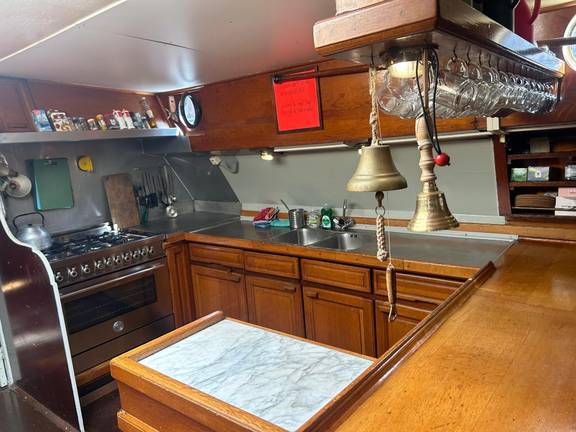 Kombuis met houten kasten en werkblad op de Waterman