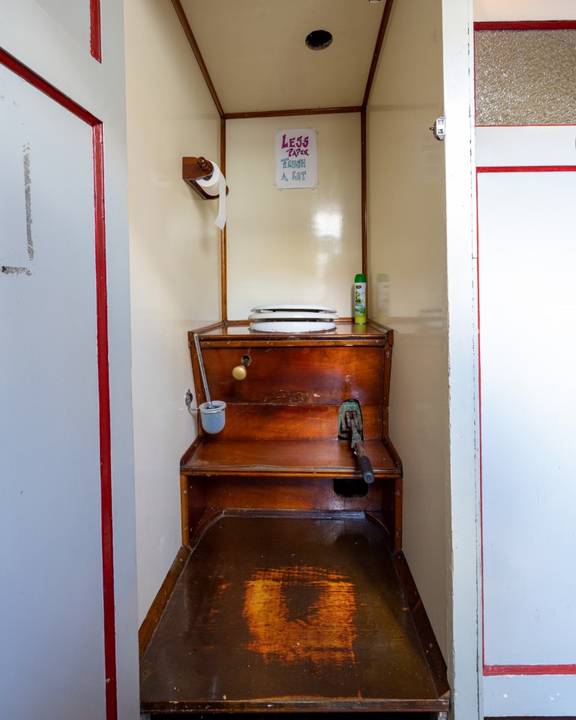 Scheepstoilet met houten ombouw op de Waterman