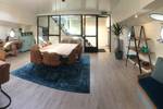 Woonkamer van de Wilhelmina met ronde eettafel en zithoek